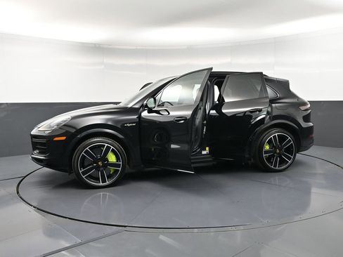 Certified 2022 Porsche Cayenne Turbo S AWD/4WD image 39