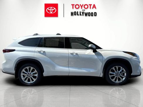 New 2026 Toyota Highlander Limited AWD/4WD image 3