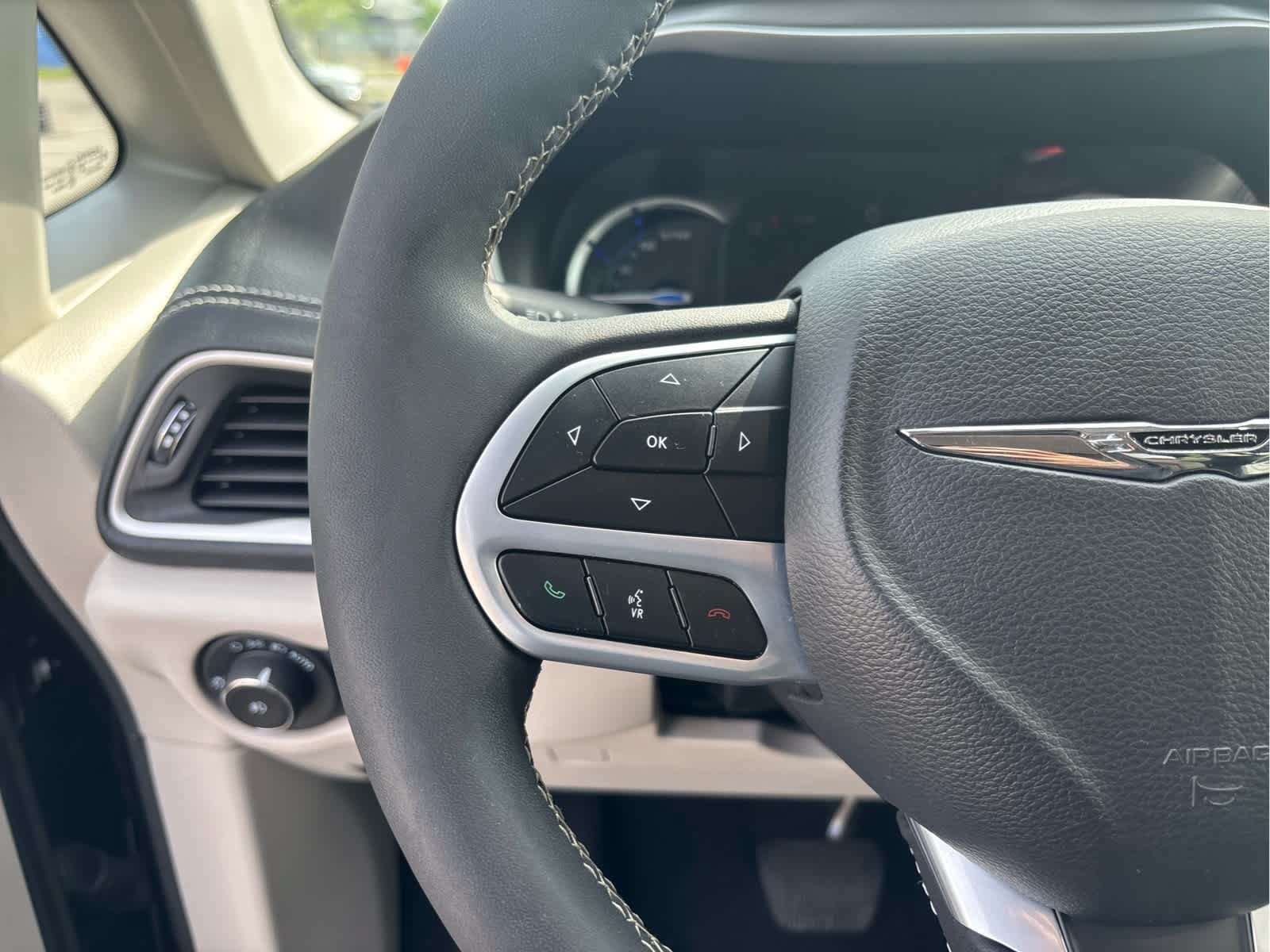 Used 2023 Chrysler Pacifica Touring-L FWD image 19