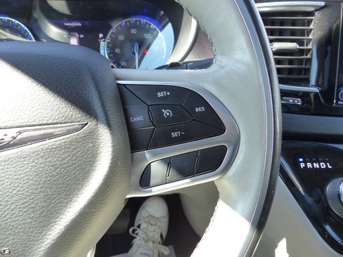 Used 2020 Chrysler Pacifica Limited FWD image 25