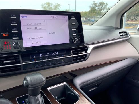 Used 2021 Toyota Sienna LE image 34