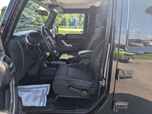 Used 2012 Jeep Wrangler Unlimited Sahara w/ Connectivity Group AWD/4WD image 15
