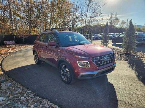 Certified 2024 Hyundai Venue Limited image 7