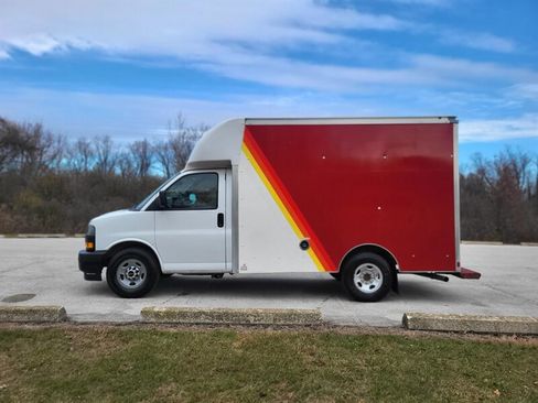 Used 2018 GMC Savana 3500 w/ Driver Convenience Package image 2