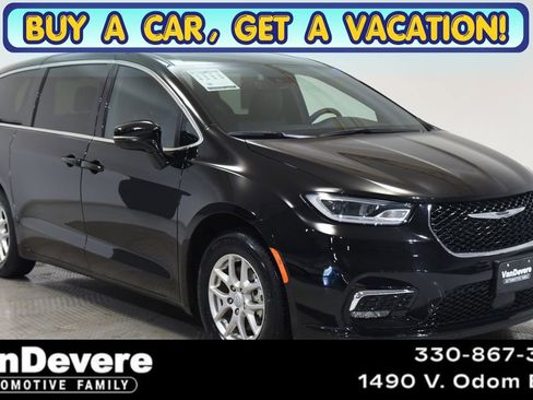 Used 2025 Chrysler Pacifica Select FWD image 1