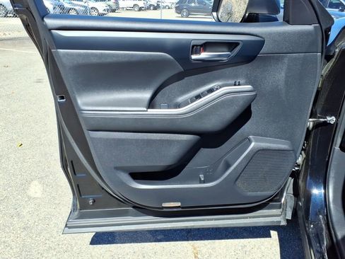 Used 2023 Toyota Highlander XLE image 10