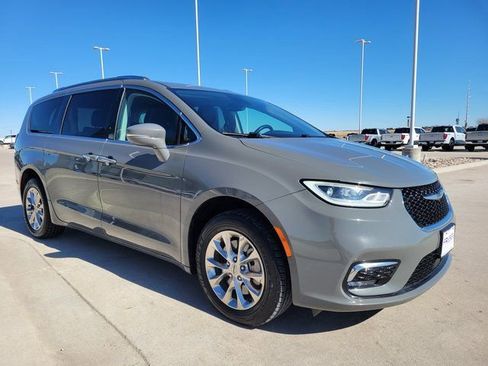 Used 2021 Chrysler Pacifica Touring-L image 3