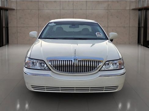 Used 2007 Lincoln Town Car Signature image 3