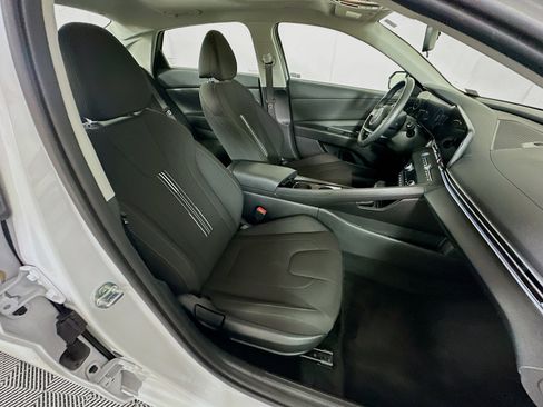 Used 2025 Hyundai Elantra SEL FWD image 29