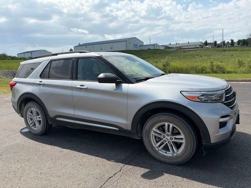 Used 2020 Ford Explorer XLT w/ Equipment Group 202A AWD/4WD image 3