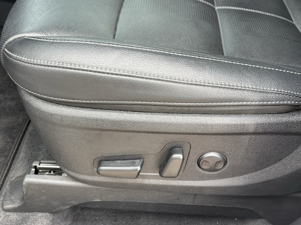 Certified 2025 Kia Telluride EX w/ EX Captain's Chair Package FWD image 12