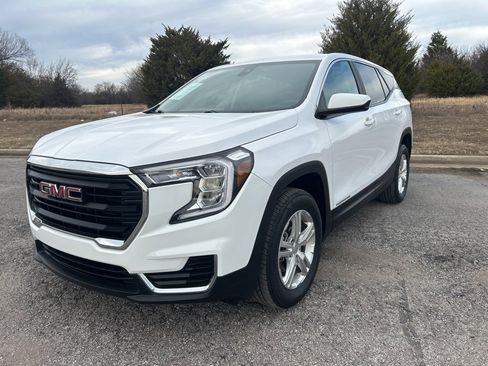Used 2024 GMC Terrain SLE image 1