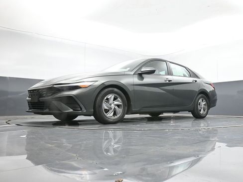 Used 2024 Hyundai Elantra SE image 38