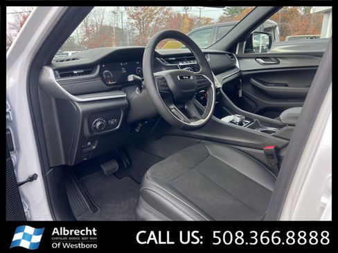 New 2025 Jeep Grand Cherokee Altitude image 9