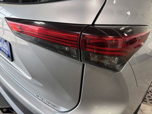 Used 2020 Toyota Highlander XLE AWD/4WD image 11