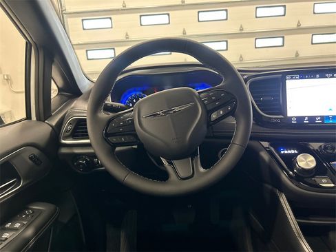New 2026 Chrysler Pacifica Limited w/ S Appearance Package image 30