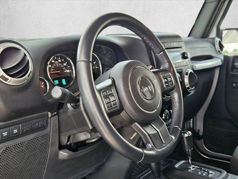 Used 2017 Jeep Wrangler Unlimited Rubicon w/ Connectivity Group AWD/4WD image 9