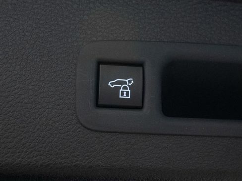 Used 2025 Toyota Sienna XLE image 38