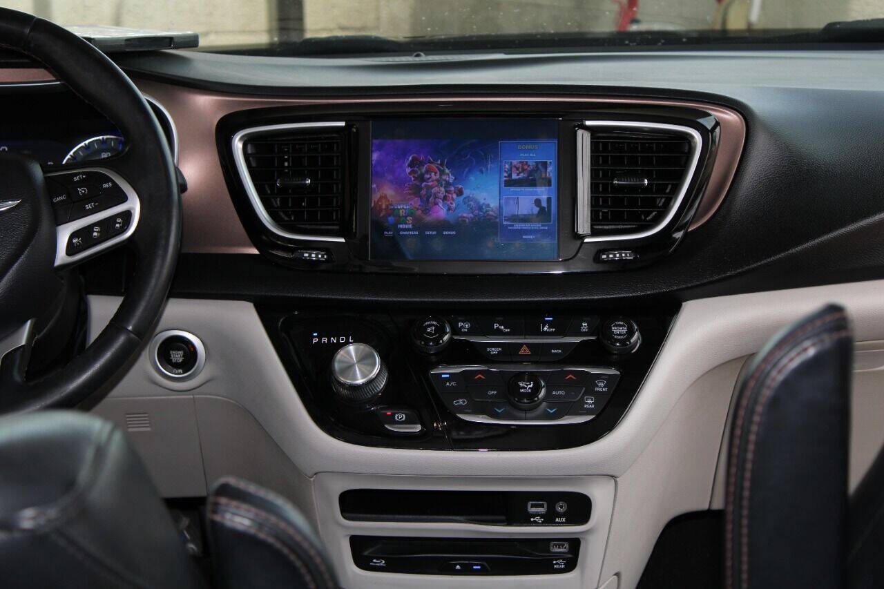 Used 2017 Chrysler Pacifica Touring-L Plus w/ Advanced Safetytec Group FWD image 17