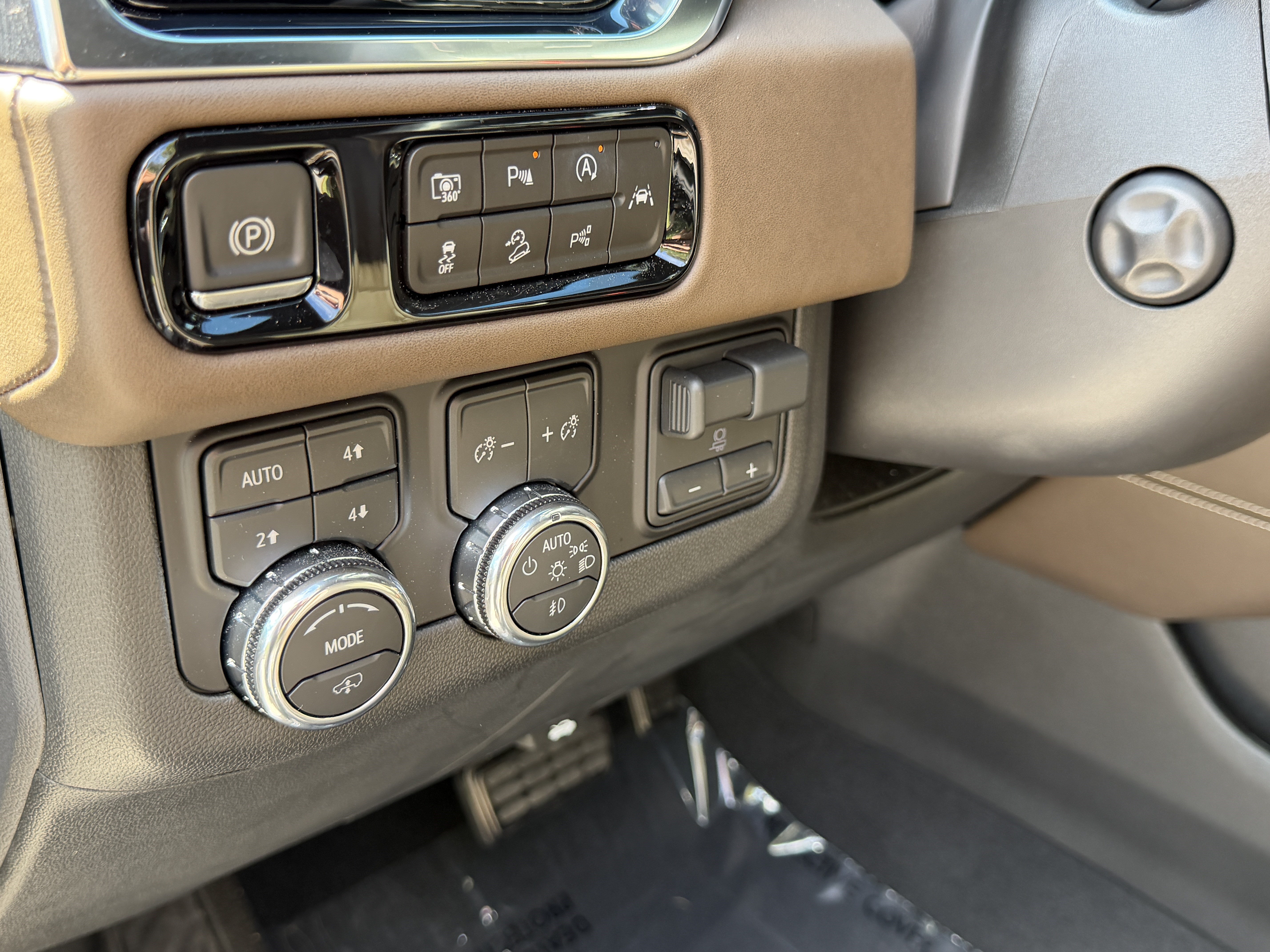 Used 2026 GMC Yukon XL Denali Ultimate w/ LPO, Illumination Package AWD/4WD image 14