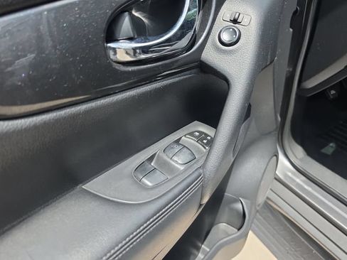 Used 2018 Nissan Rogue SV FWD image 19
