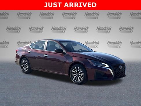 Used 2025 Nissan Altima 2.5 SV FWD image 2