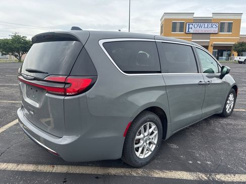 Used 2023 Chrysler Pacifica Touring-L FWD image 5