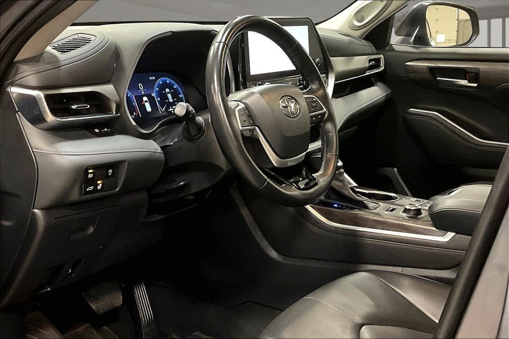 Used 2023 Toyota Highlander Limited AWD/4WD image 18