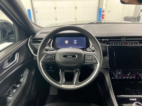 Used 2025 Jeep Grand Cherokee Altitude AWD/4WD image 11