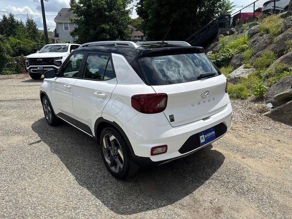 Certified 2024 Hyundai Venue Limited FWD image 4