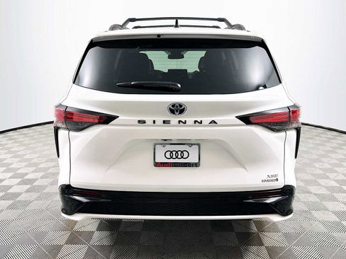 Used 2022 Toyota Sienna XSE FWD image 6