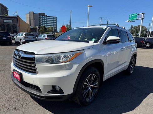 Used 2016 Toyota Highlander XLE AWD/4WD image 4