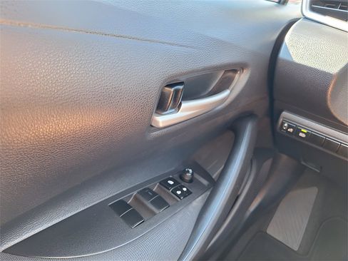 Used 2021 Toyota Corolla LE image 17