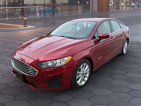 Used 2019 Ford Fusion SE image 1