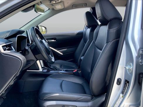 Certified 2025 Toyota Corolla Cross XLE FWD image 8