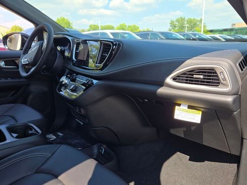 New 2026 Chrysler Pacifica Select image 8