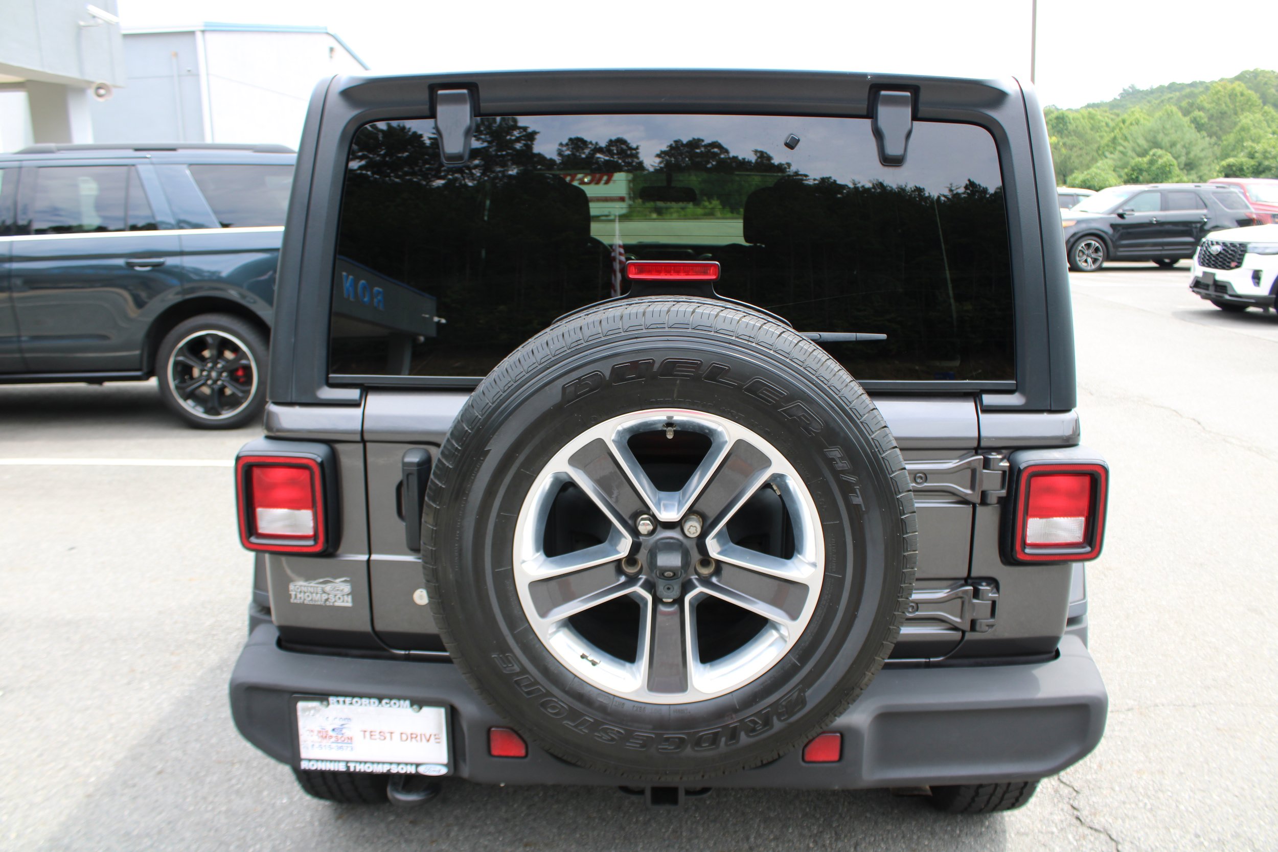 Used 2018 Jeep Wrangler Unlimited Sahara AWD/4WD image 4