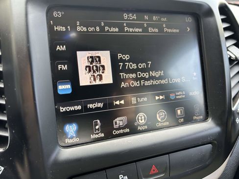Used 2017 Jeep Cherokee Latitude w/ Comfort/Convenience Group FWD image 18