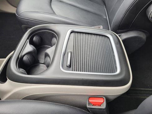 Used 2024 Chrysler Pacifica Touring-L image 26