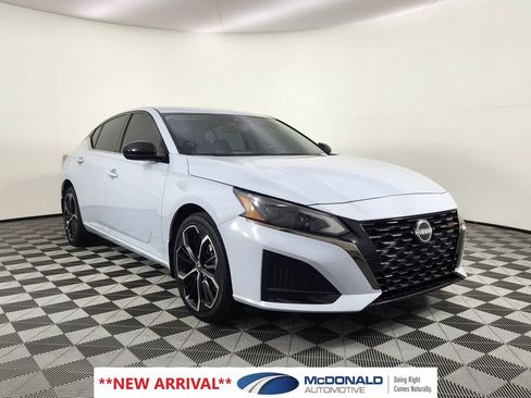 Used 2023 Nissan Altima 2.5 SR AWD/4WD image 7