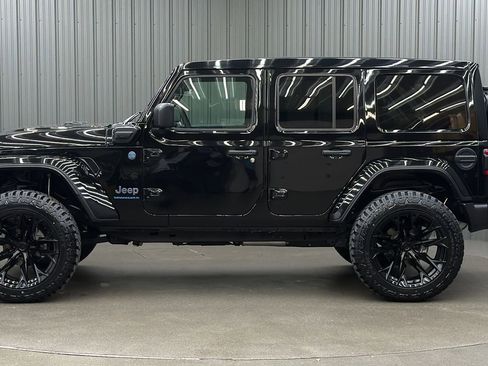 Used 2025 Jeep Wrangler Unlimited Sahara w/ Safety Group image 2