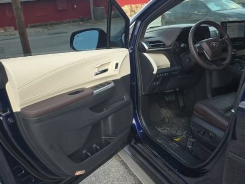 Used 2021 Toyota Sienna Platinum FWD image 9