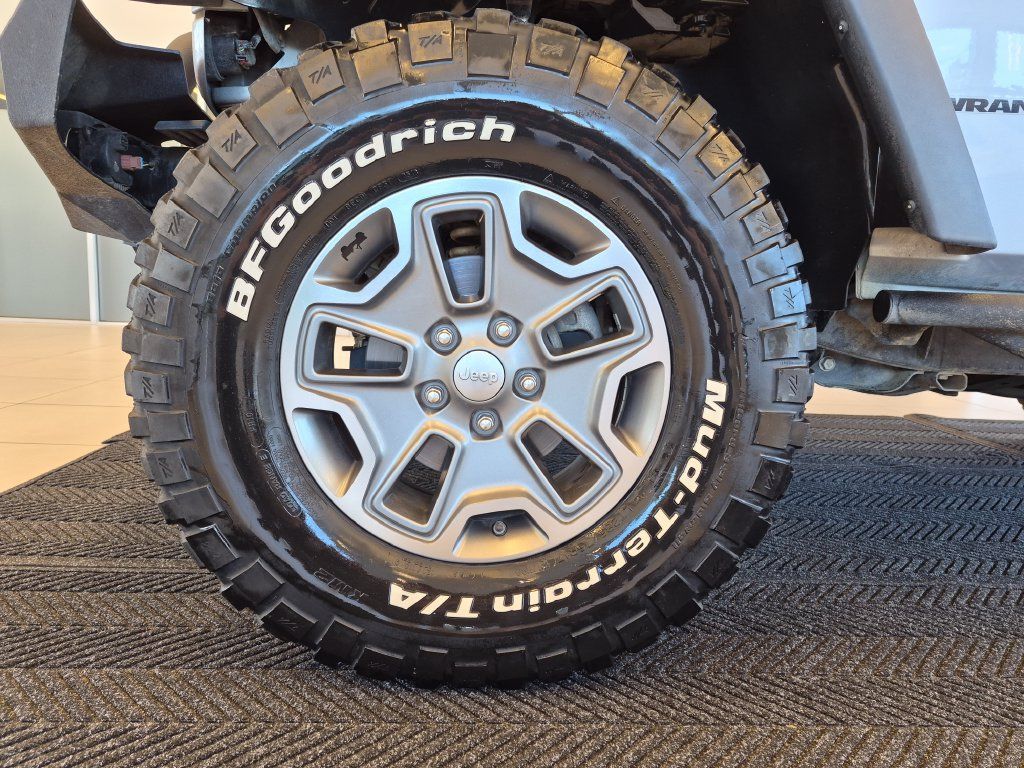 Used 2017 Jeep Wrangler Rubicon w/ Power Convenience Group AWD/4WD image 12