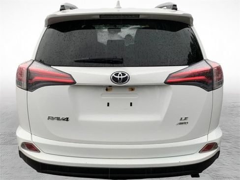 Used 2016 Toyota RAV4 LE AWD/4WD image 4