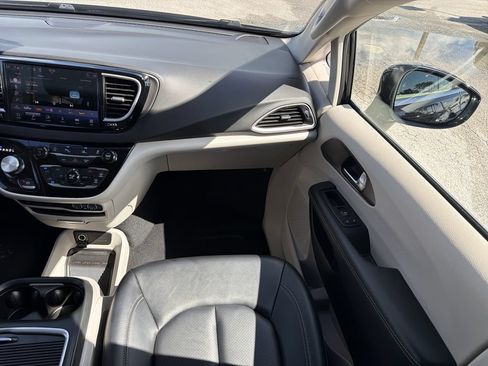 Used 2024 Chrysler Pacifica Touring-L FWD image 17