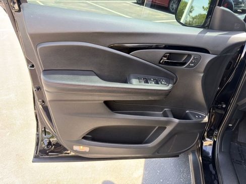 Used 2025 Honda Passport Black Edition image 11