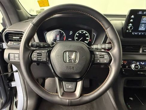 Used 2025 Honda Pilot TrailSport image 17