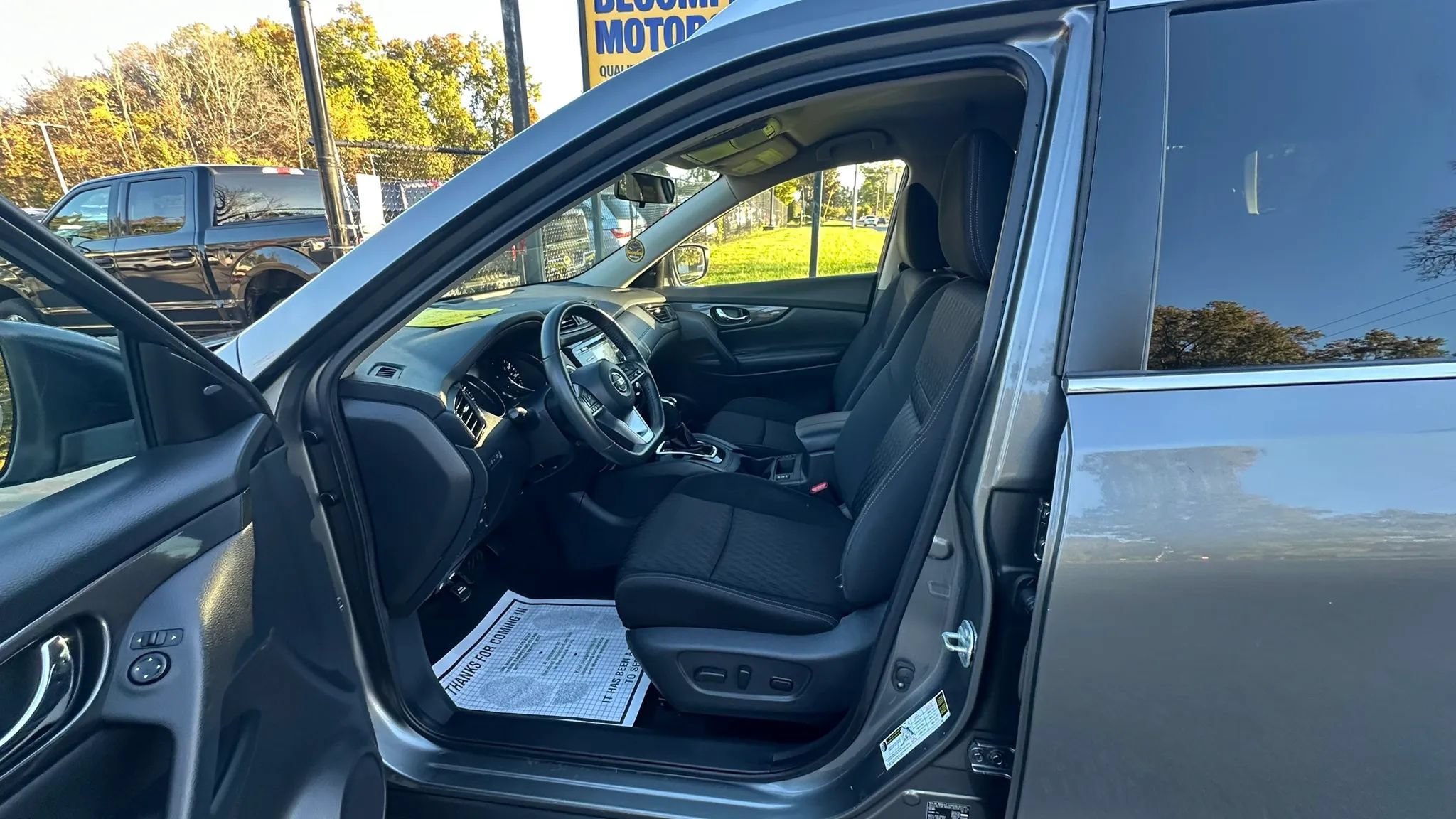 Used 2017 Nissan Rogue SV AWD/4WD image 23