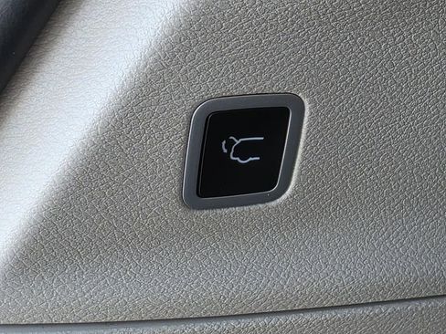 Used 2024 Chrysler Pacifica Touring-L image 13