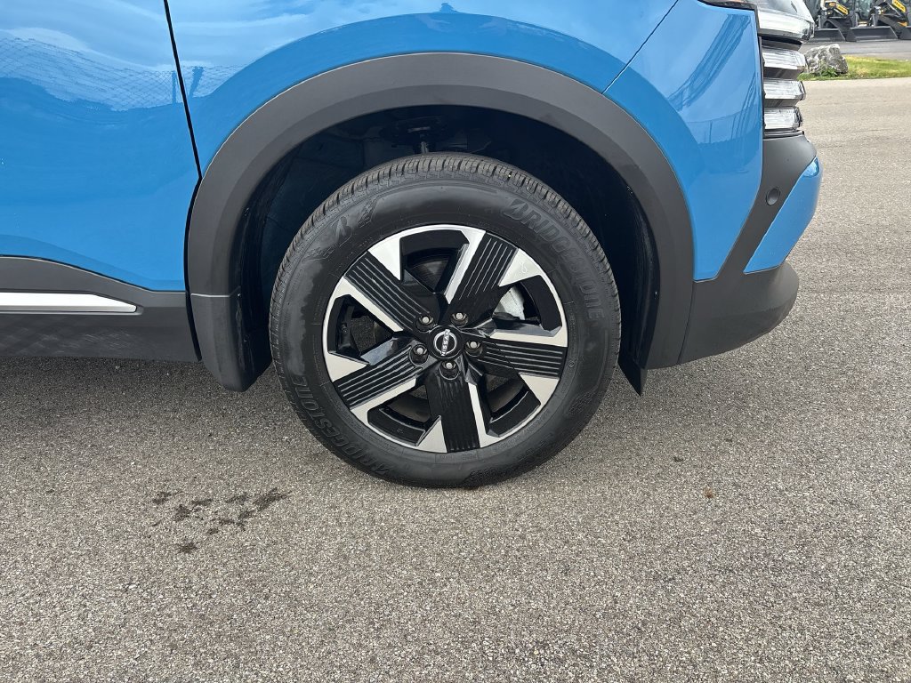 Certified 2025 Nissan Kicks SR FWD image 15